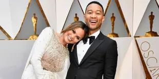 Liburan ke Venice, John Legend &#38; Chrissy Teigen Tertangkap Ciuman