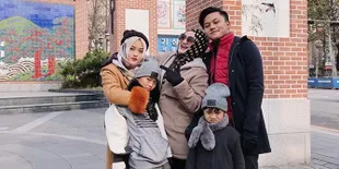 Lina Sang Ibu Meninggal Dunia, Rizky Febian Sedih &#38; Terlihat Tegar Saat Gotong Keranda Jenazah