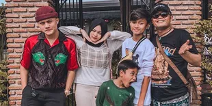 Lina Sang Mantan Istri Meninggal, Sule Berusaha Tenangkan Rizky Febian Hingga Akhirnya Ikut Menangis