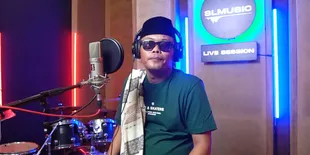 Lirik &#38; Chord 'Midua Cinta' (Langlayangan) Beserta Artinya Dalam Bahasa Indonesia, Ciptaan Sule - Trending YouTube