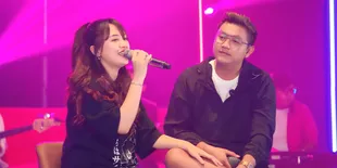 Lirik &#38; Chord 'Tak Tunggu Balimu' Berserta Arti Bahasa Indonesia, Denny Caknan Feat Happy Asmara