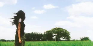 Lirik Lagu GLUE SONG - beabadoobee, Cinta yang Merekat Seperti Lem