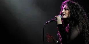 Lorde Kesal Setelah Fans 'Hilangkan' Jerawatnya!