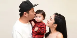 Lucu Bikin Gemas! Jadi Polisi, Baby Gempi Masih Sibuk Dandan