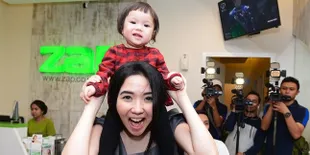 Lucu Kebangetan! Begini Gaya Gempi Saat Pakai Bulu Mata Palsu