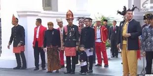 Lucunya Jan Ethes Hadiri Upacara HUT RI ke-73, Pake Baju Adat Jawa