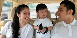 Lucunya Raphael Moeis Tirukan Sang Ayah Workout di Rumah, Bikin Gemas!