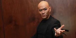 Lumpuh, Deddy Corbuzier Tetap Nekat Kerja