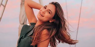 Luna Maya Jadi Fotografer Dadakan Fans BTS di Konser Las Vegas, Tetap Stunning Aura Model Nggak Hilang