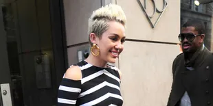 'Lupa' Pakai Baju, Miley Cyrus Nekat Sebar Foto di Instagram