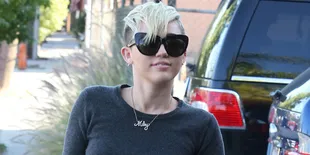 Lupa Pakai Bra, Miley Cyrus Gagal Tampil Sopan di AMA 2013
