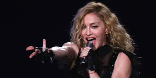 Madonna Lelang Kostum Panggung Untuk Amal