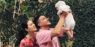 Main Bareng di Pantai, Zalina Super Cute di Duduk di Leher Hamish Daud