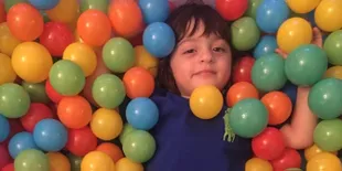 Main Bareng Teman, AbRam Khan Anak Shahrukh Khan Makin Ganteng Nggemesin!