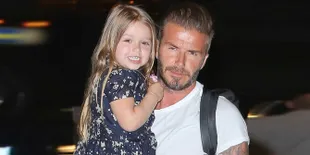 Main ke Pantai Bareng Sang Ayah, Harper Beckham Lucu Menggemaskan