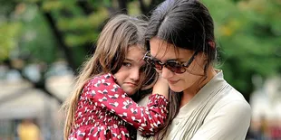 Mainan Suri Cruise Terbukti Bikin Katie Holmes Cemberut