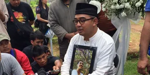 Makamkan Putra Pertamanya, Farhan Tak Kuasa Tahan Tangis