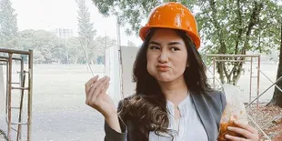 Makan Cilok di Lokasi Syuting 'BUKU HARIAN SEORANG ISTRI' Ochi Rosdiana Tulis Caption Gombalan!