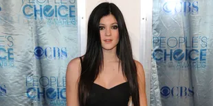 Makan Malam Bareng Temen Cewek, Kylie Jenner Pamer Bra