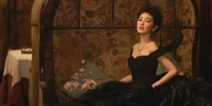 Makeup Zhang Ruonan di 2026 Weibo Night dengan Pipi Merah Berujung Dicibir Netizen