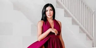 Makin Berani, Millen Cyrus Pose Tutupi Bagian Dada dengan Tangan Doang