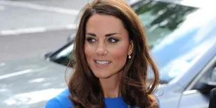 Makin Bersinar, Kate Middleton Tersenyum di Bawah Hujan