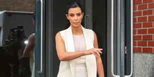 Makin Hot & Menggoda, Kim Kardashian Nekat Berpose Topless