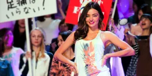 Makin Mesra! Miranda Kerr Gandeng Manja Brondong Pendiri Snapchat