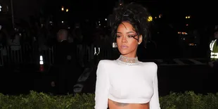 Makin Seksi, Rihanna Menggeliat Bak Ratu Ular