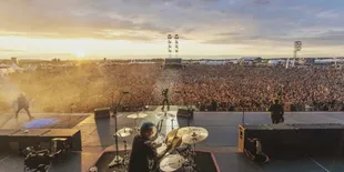 Arti dan Lirik Lagu 21 GUNS Milik Green Day, Judul Gahar Tapi Maknanya Romantis dan Dalem Banget!