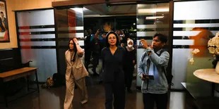Malam-malam Nikita Mirzani Kunjungi Polres Jakarta Selatan, Ada Apa?
