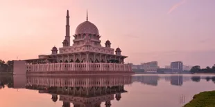 Malaysia Juga Punya Masjid Berwarna Pink, Lho!