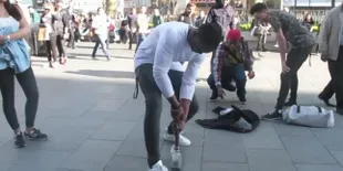 Mampukah Manusia Angkat Palu Milik Thor? Simak Video Kocak Ini