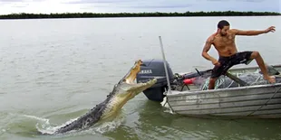 Mandi di Sungai, Pria Ini Diserang &#38; Ditolong Buaya Sekaligus