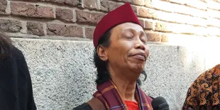 Mandra Merinding Lalu Nangis Ingat Babe Benyamin Jelang Gala Premier