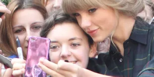 Manisnya, Taylor Swift Beri Kejutan Untuk Penggemarnya