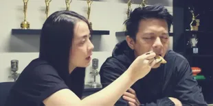 Mantan Baim Wong Suapin Ariel NOAH, Bikin Warganet Ngiri!