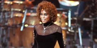 Mantan Pacar Wanita Whitney Houston Ungkap Momen Intim Sebelum Ditinggal Nikah