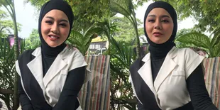 Mantap Berhijab, Jenita Janet Bagikan Pakaian Pribadi Secara Gratis Kepada Orang yang Membutuhkan