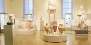 Manusia Berkaki Buaya Bisa Kamu Temui di Sini!