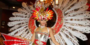 Maria Selena Lelang Patung Replika Burung Garuda di Las Vegas