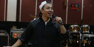 Mario Kahitna Ekspresikan Diri Lewat Fashion dan Nyanyi