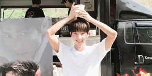 Masih Akrab Banget, IU Kirimi Kejutan ke Lokasi Syuting Lee Jun Ki