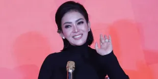 Masih Belum Move On, Syahrini Banjiri Instagram dengan Foto Grid Pernikahan