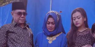 Masih Berat Lepas Kepergian Jupe, Sang Ibunda Nangis Saat Nyekar