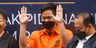 Masih Cengegesan Meski Sudah Pakai Baju Oranye, Doni Salmanan Minta Maaf Pada Masyarakat Indonesia