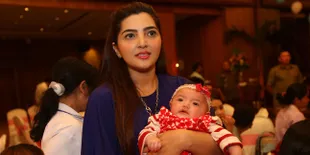 Masih Kecil, Baby Arsy Sudah Genit Manja Pada Cowok Ganteng