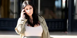 Masih Langsing, Kim Kardashian Pose Manja Di Atas Kap Mobil Mewah