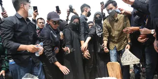 Masih Sangat Terpukul, Nabila Ishma Tak Kuasa Menahan Tangis dan Tertunduk Lesu Saat Pergi Meninggalkan Makam Eril