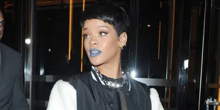 Mau Tahu Foto Selfie Pertama Yang Dilakukan Rihanna?